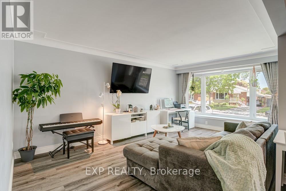 42 Terrace Drive, Hamilton, ON - Indoor Photo Showing Living Room