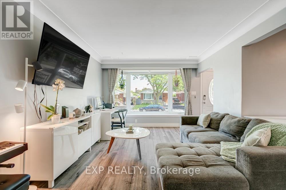 42 Terrace Drive, Hamilton, ON - Indoor Photo Showing Living Room