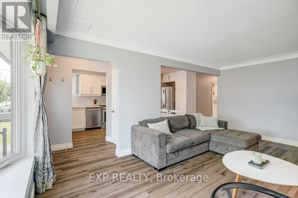42 Terrace Drive, Hamilton, ON - Indoor Photo Showing Living Room