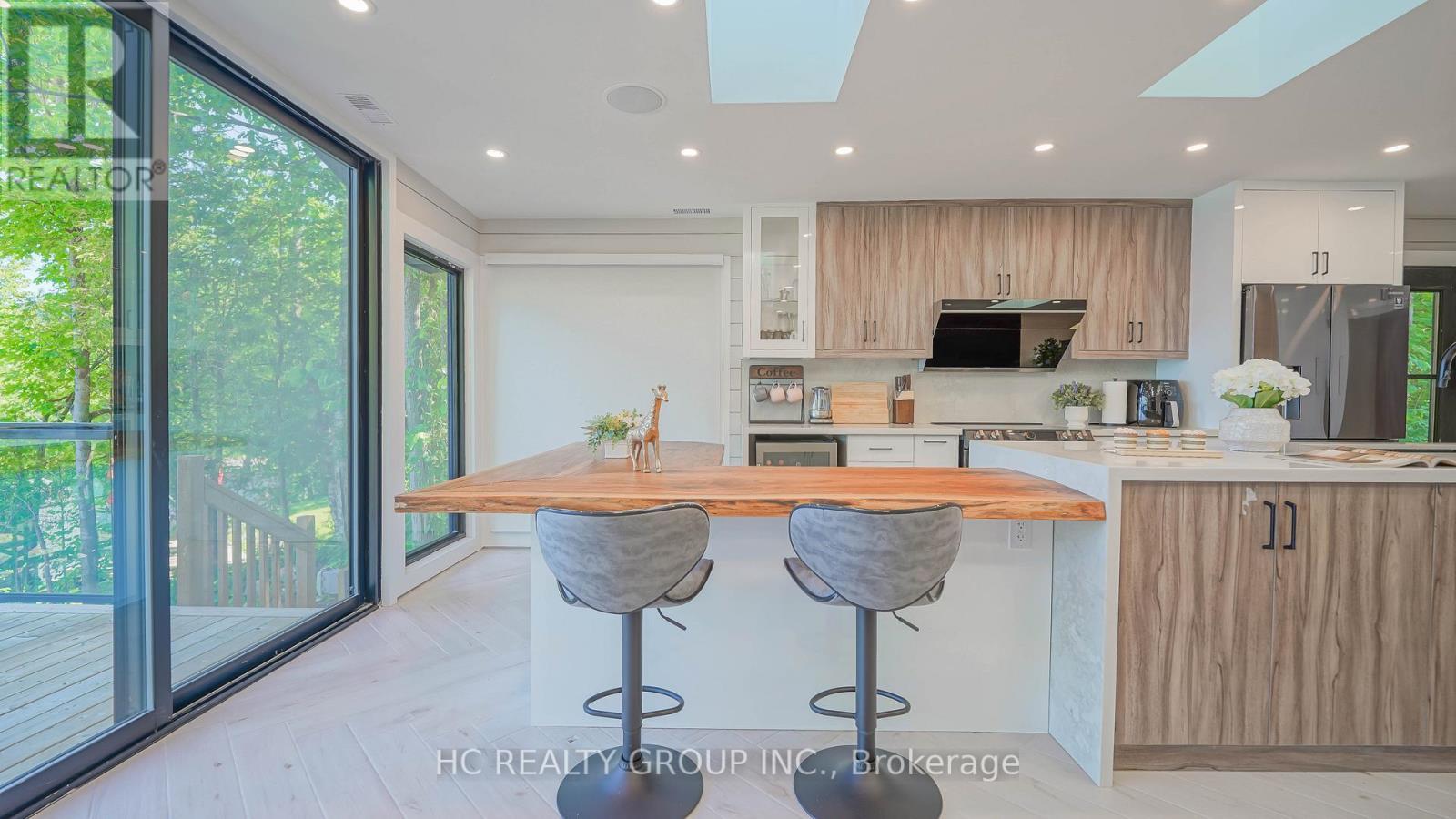 456 Silver Birch Drive, Tiny, ON - Indoor Photo Showing Kitchen With Upgraded Kitchen