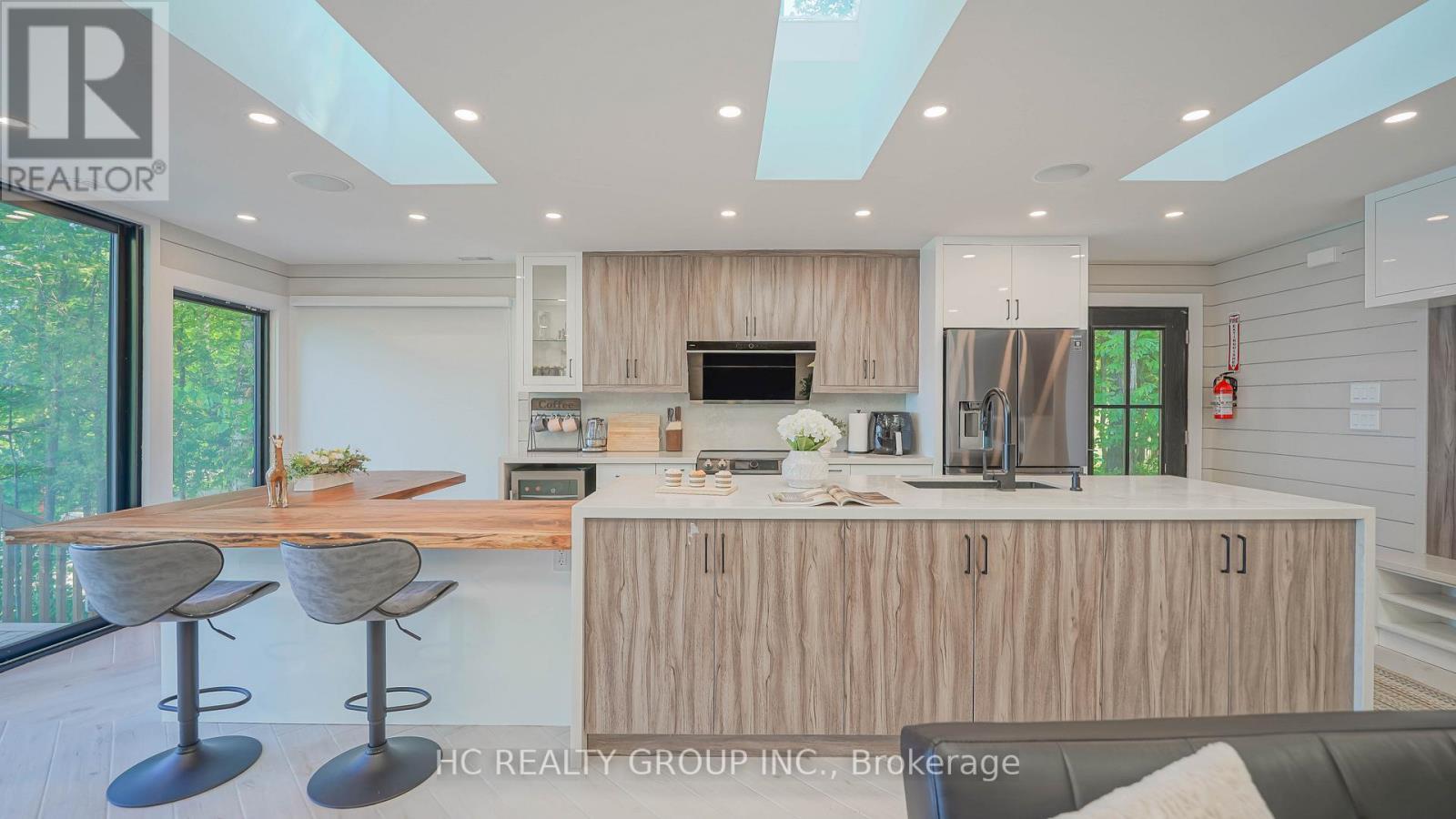 456 Silver Birch Drive, Tiny, ON - Indoor Photo Showing Kitchen