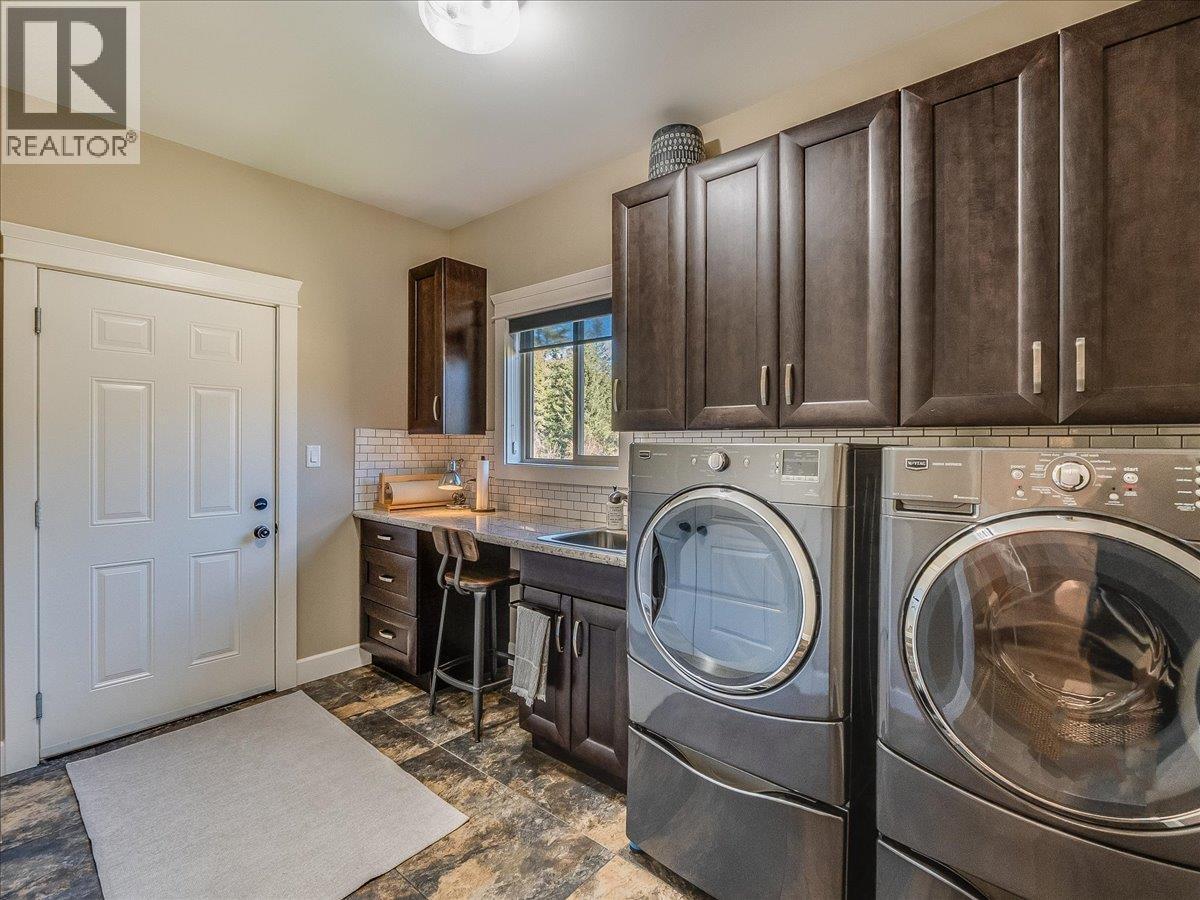 3733 Williston Road, Castlegar, BC - Indoor Photo Showing Laundry Room