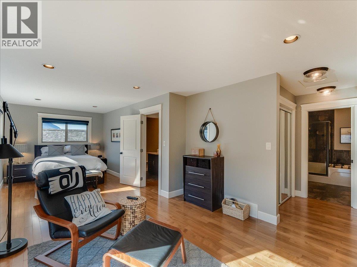 3733 Williston Road, Castlegar, BC - Indoor Photo Showing Living Room