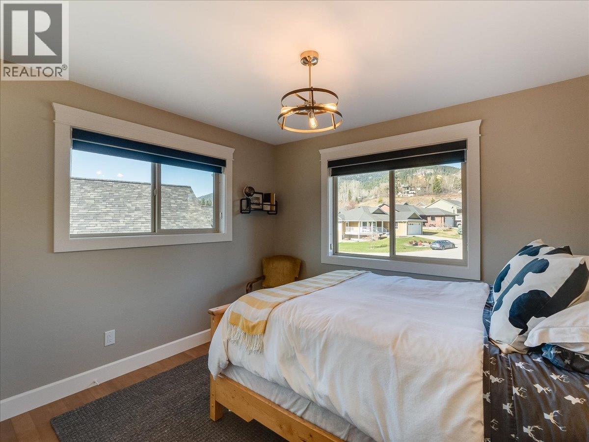 3733 Williston Road, Castlegar, BC - Indoor Photo Showing Bedroom