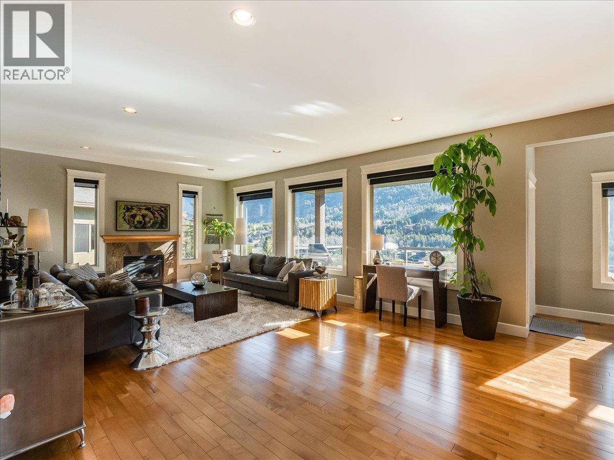 3733 Williston Road, Castlegar, BC - Indoor Photo Showing Living Room