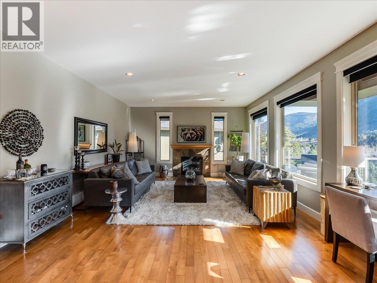 3733 Williston Road, Castlegar, BC - Indoor Photo Showing Living Room