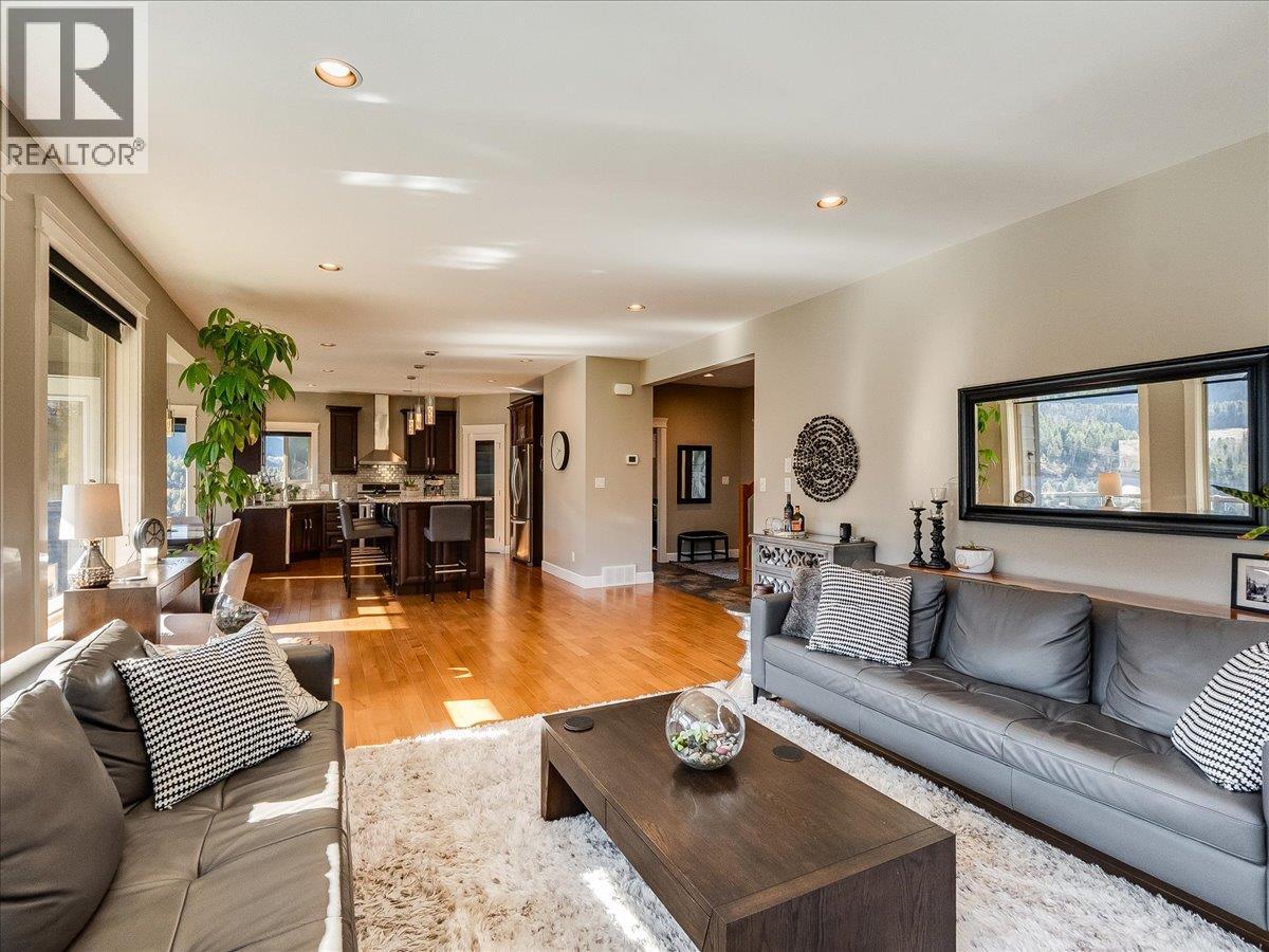 3733 Williston Road, Castlegar, BC - Indoor Photo Showing Living Room