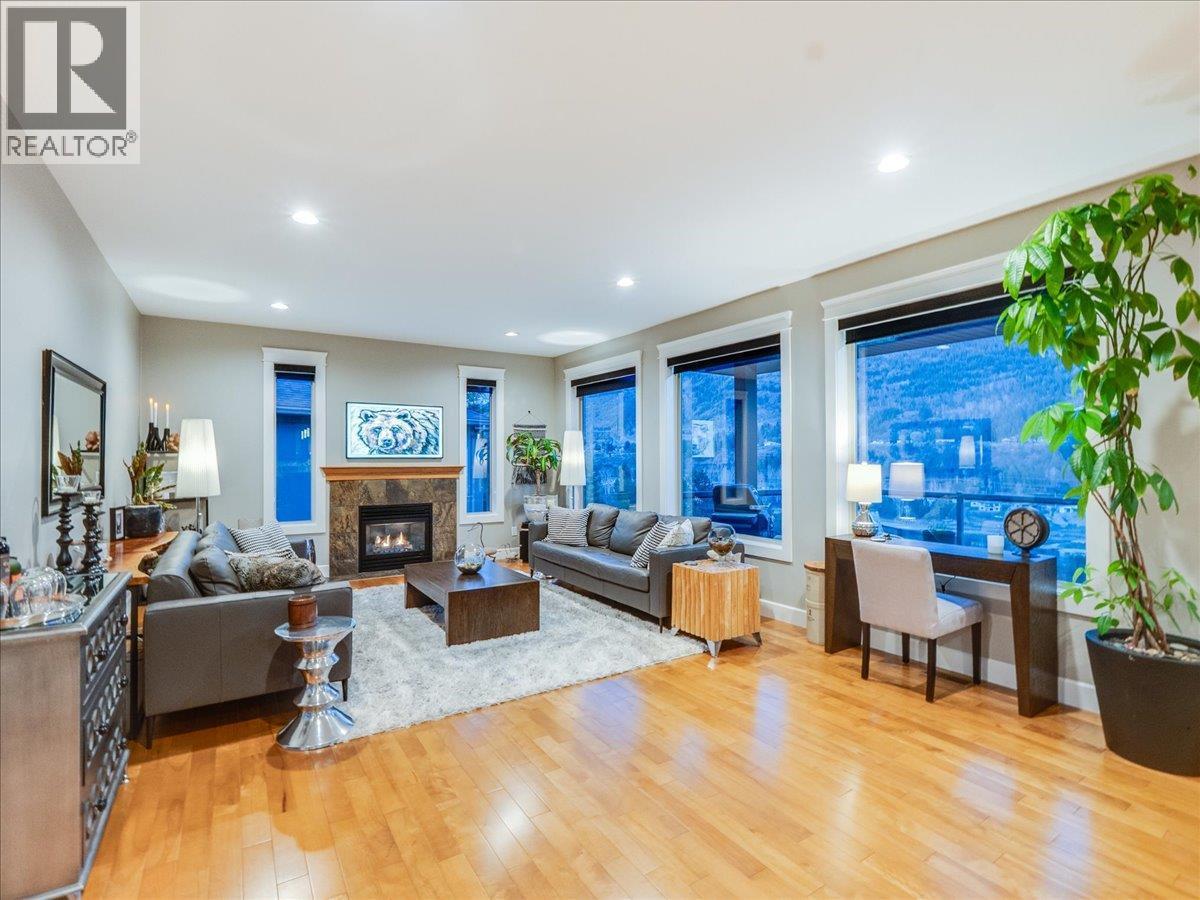 3733 Williston Road, Castlegar, BC - Indoor Photo Showing Living Room With Fireplace