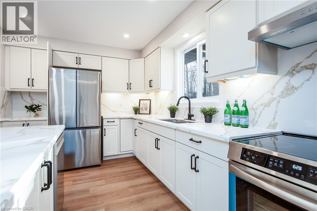 627 Glen Forrest Boulevard, Waterloo, ON - Indoor Photo Showing Kitchen With Upgraded Kitchen