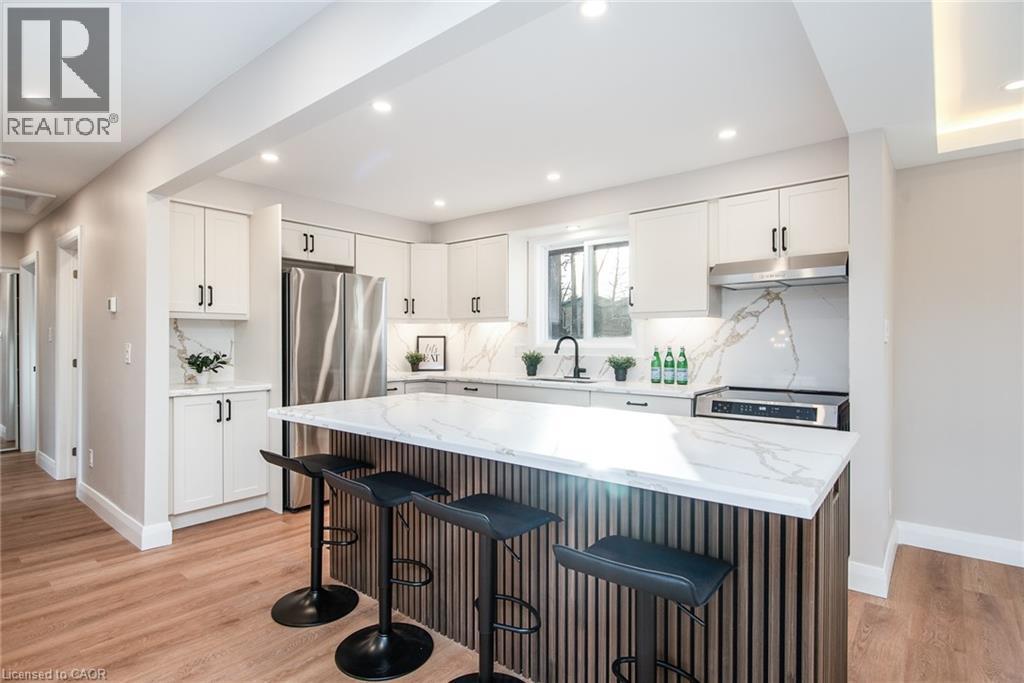 627 Glen Forrest Boulevard, Waterloo, ON - Indoor Photo Showing Kitchen With Upgraded Kitchen