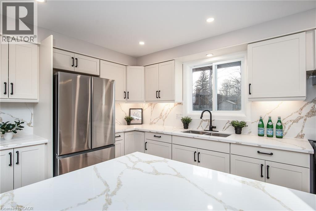 627 Glen Forrest Boulevard, Waterloo, ON - Indoor Photo Showing Kitchen With Double Sink With Upgraded Kitchen