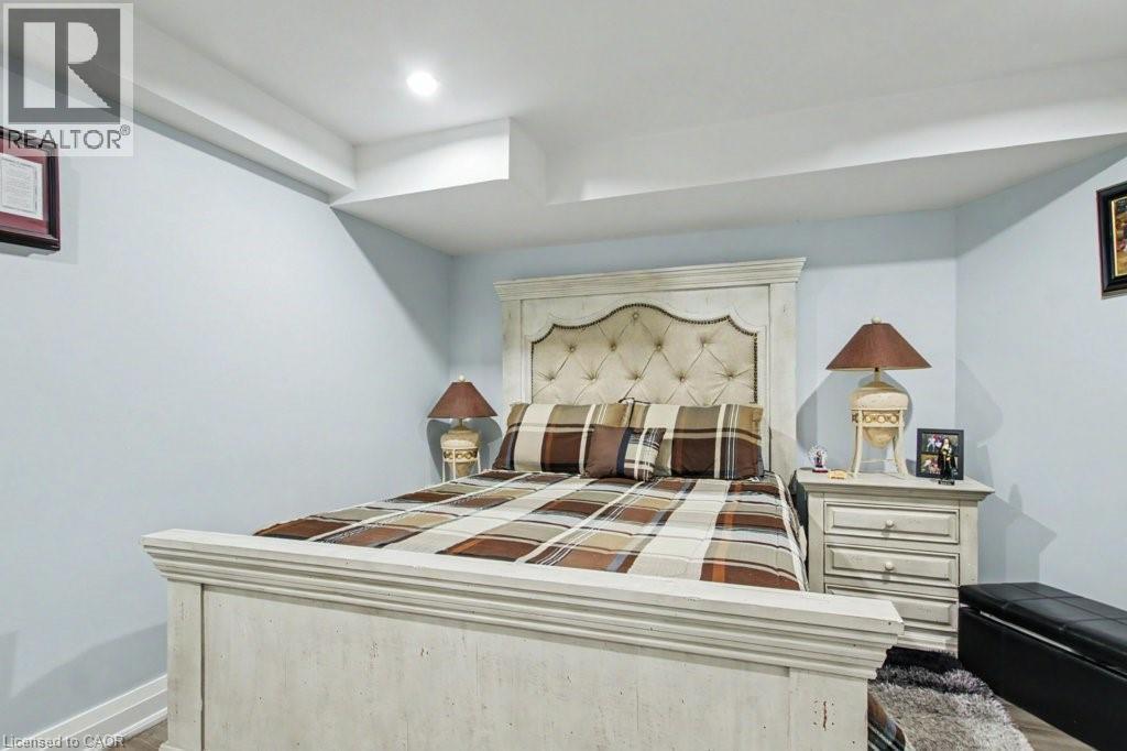 Bedroom with baseboards - 284 Normanhurst Avenue, Hamilton, ON - Indoor Photo Showing Bedroom