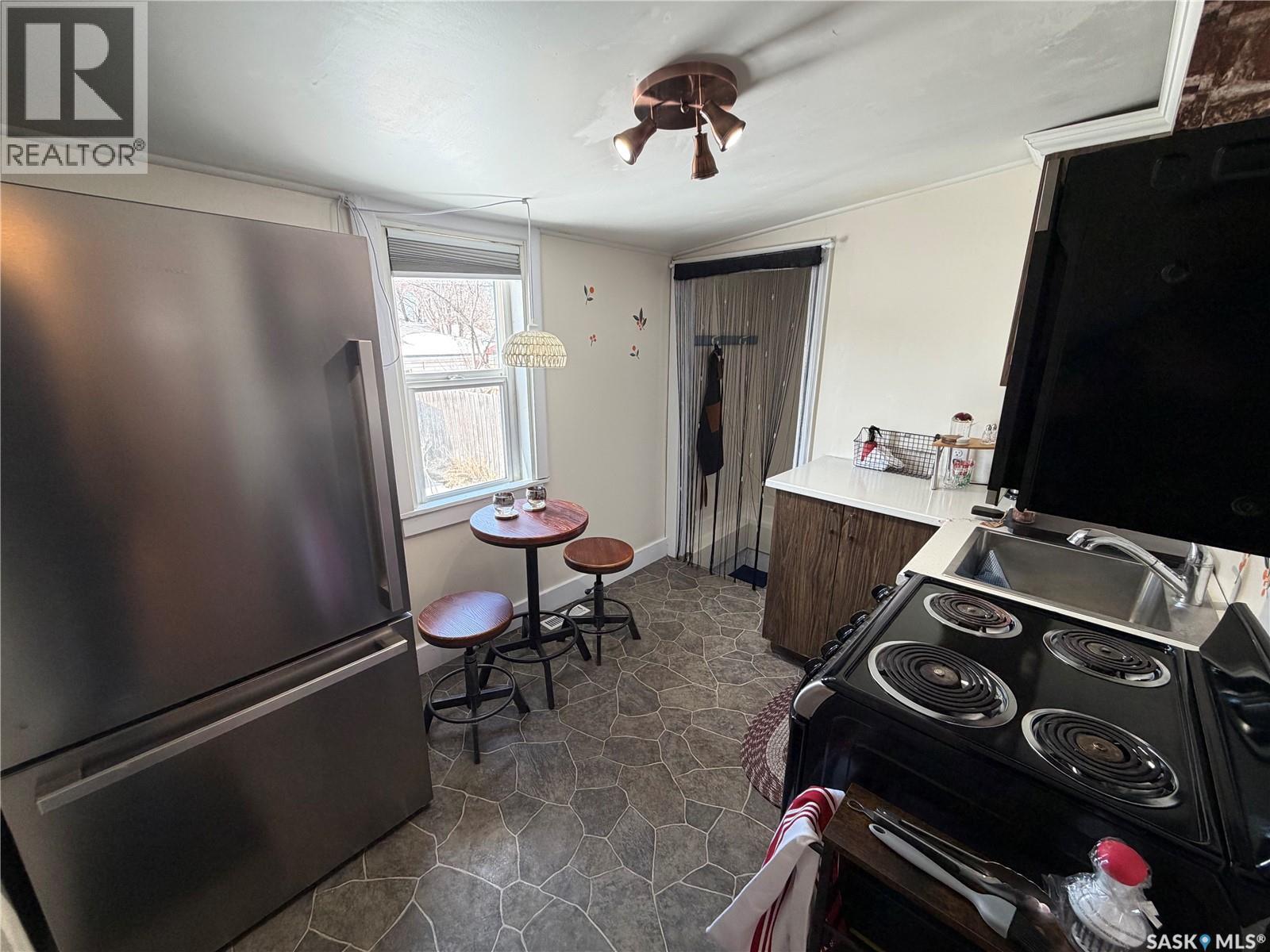 833 K Avenue N, Saskatoon, SK - Indoor Photo Showing Kitchen