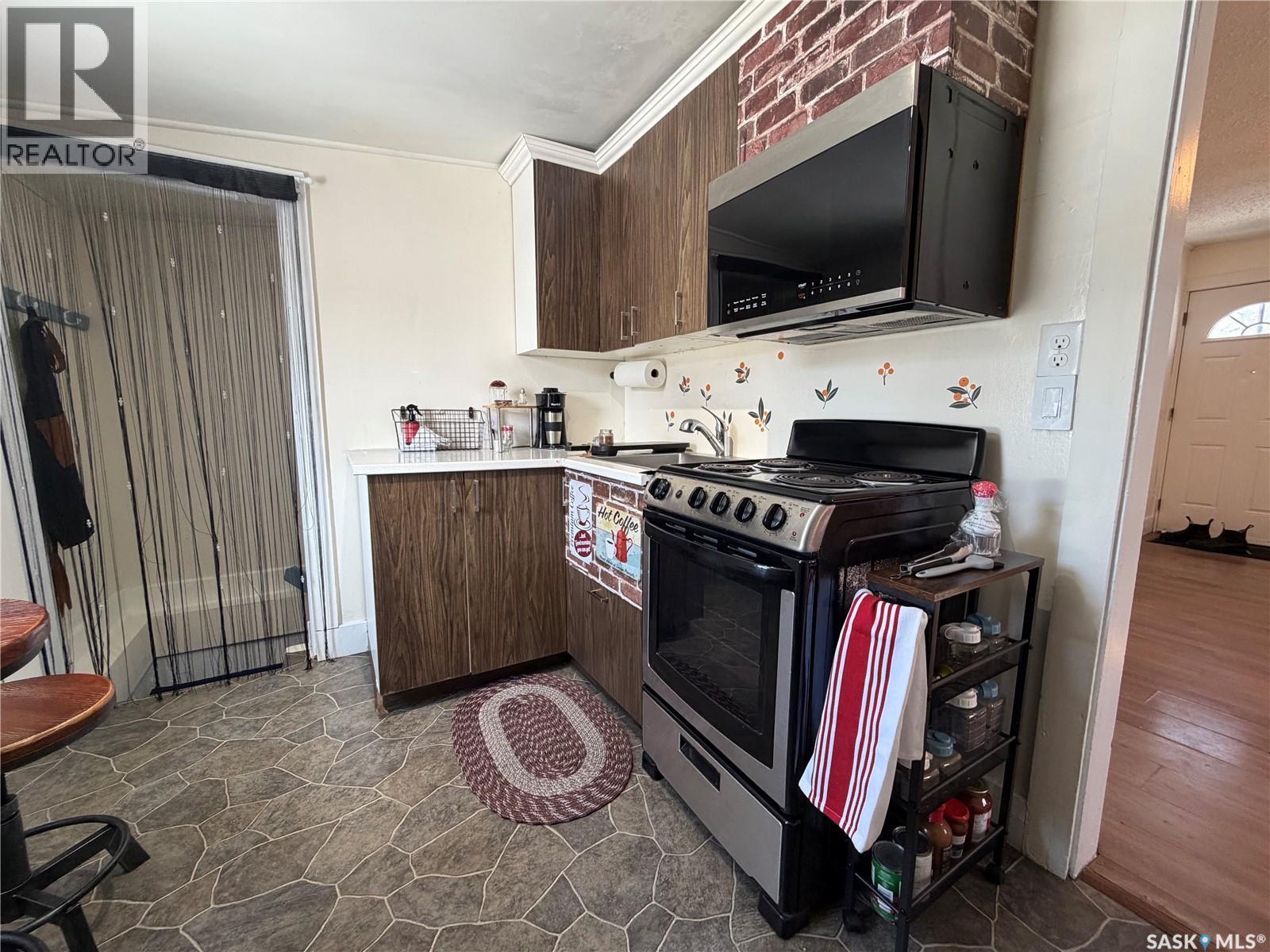 833 K Avenue N, Saskatoon, SK - Indoor Photo Showing Kitchen