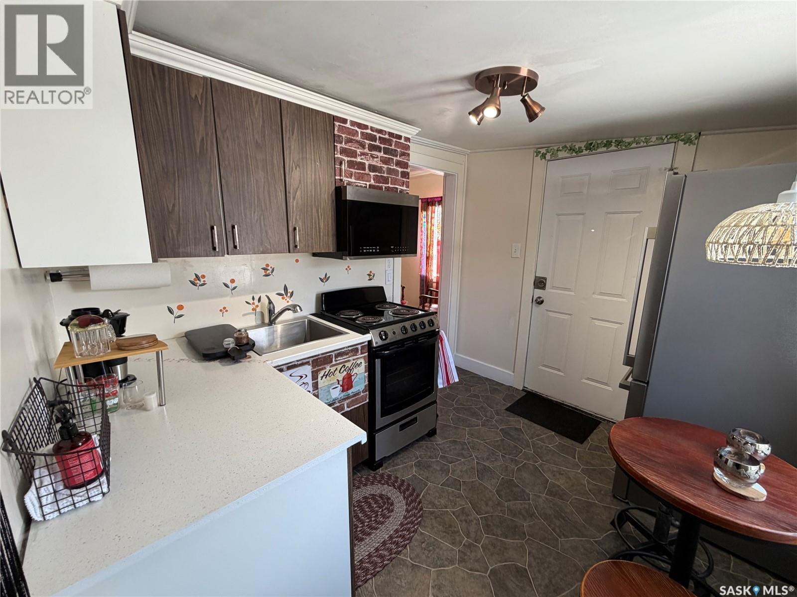 833 K Avenue N, Saskatoon, SK - Indoor Photo Showing Kitchen