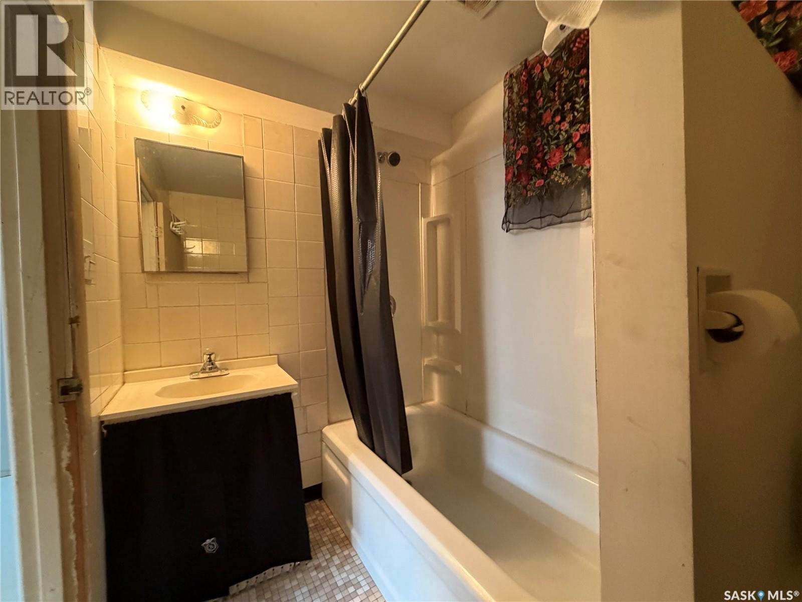 833 K Avenue N, Saskatoon, SK - Indoor Photo Showing Bathroom