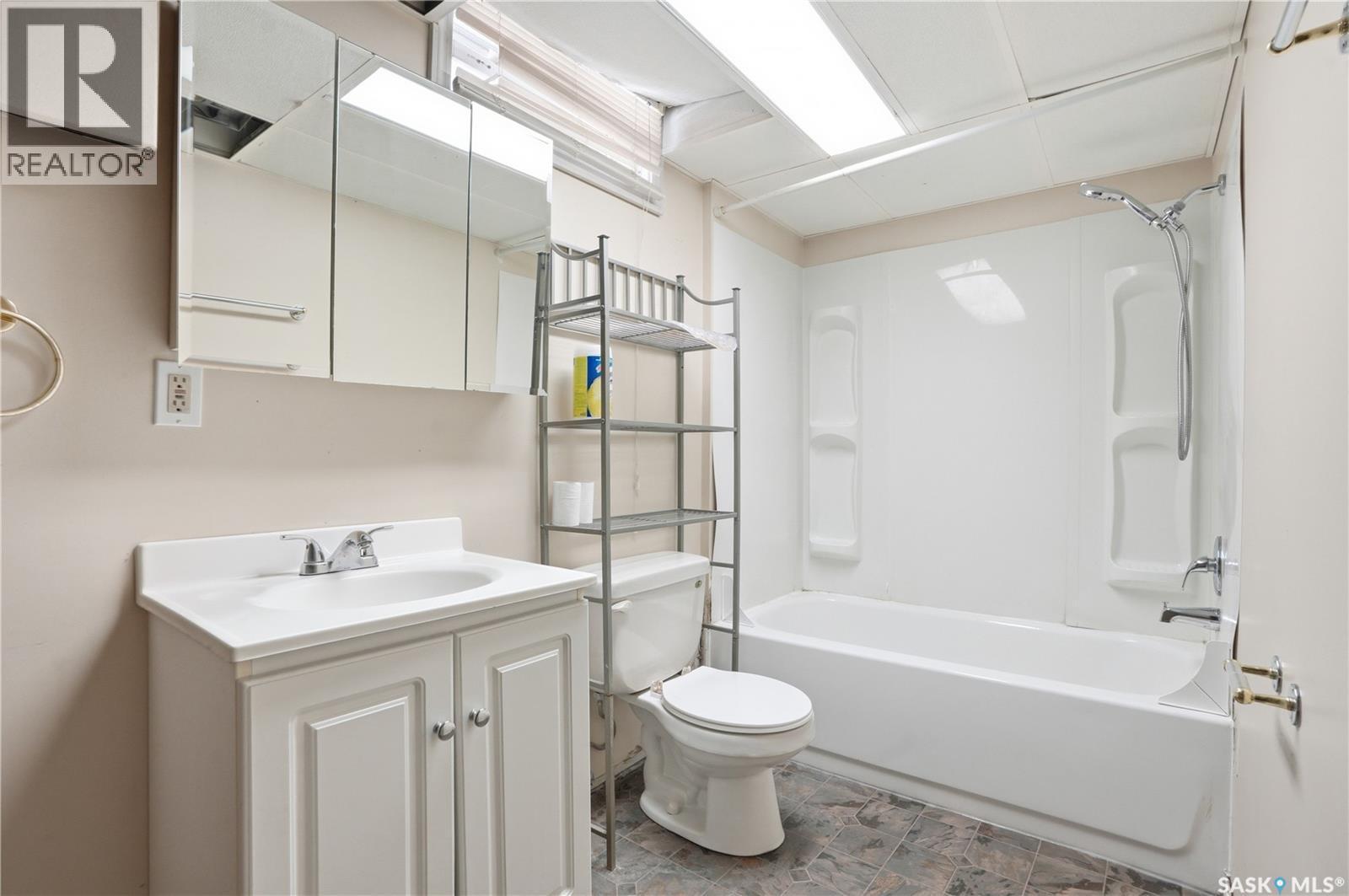 222 Smallwood Crescent, Saskatoon, SK - Indoor Photo Showing Bathroom