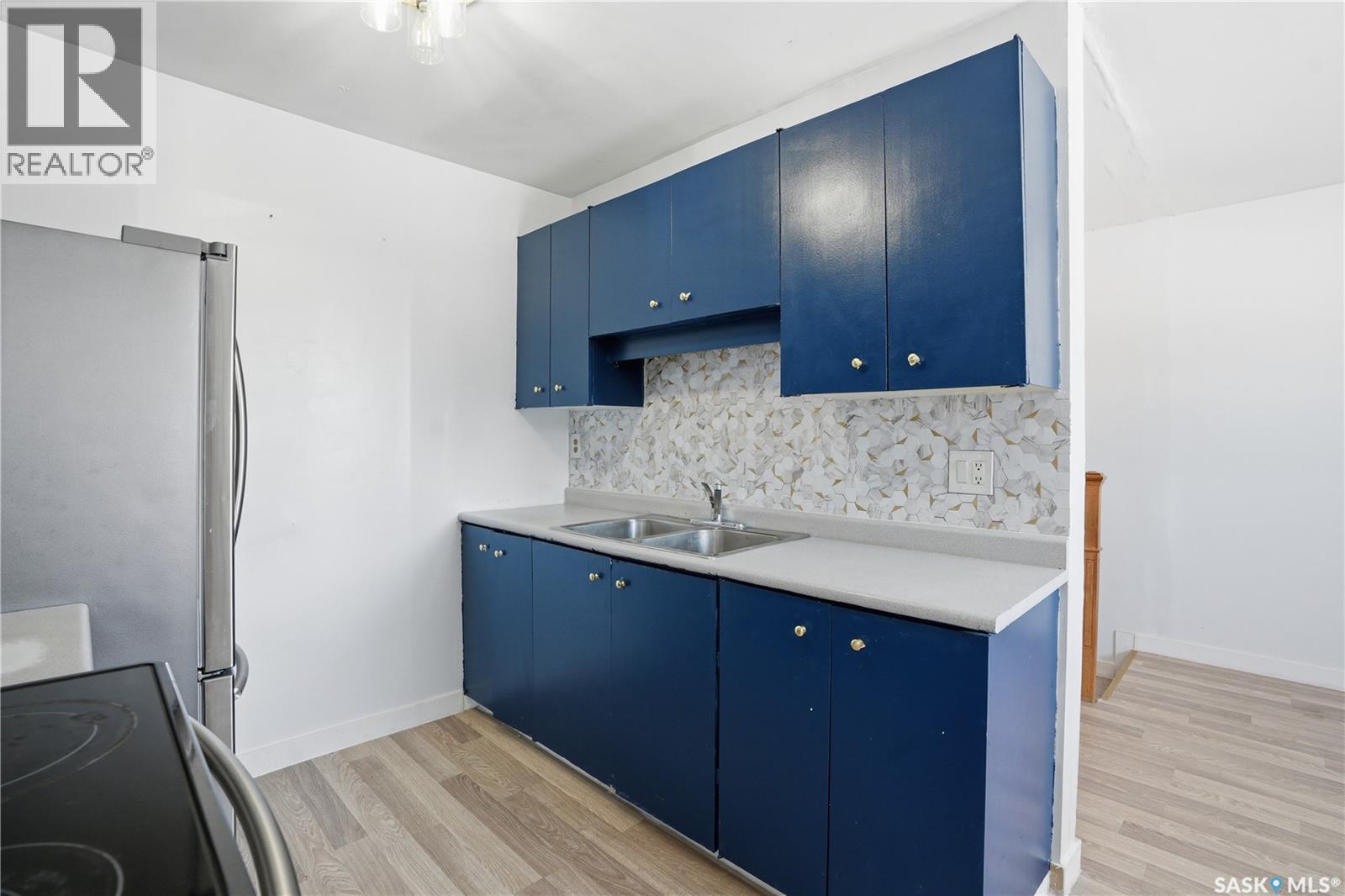 222 Smallwood Crescent, Saskatoon, SK - Indoor Photo Showing Kitchen With Double Sink