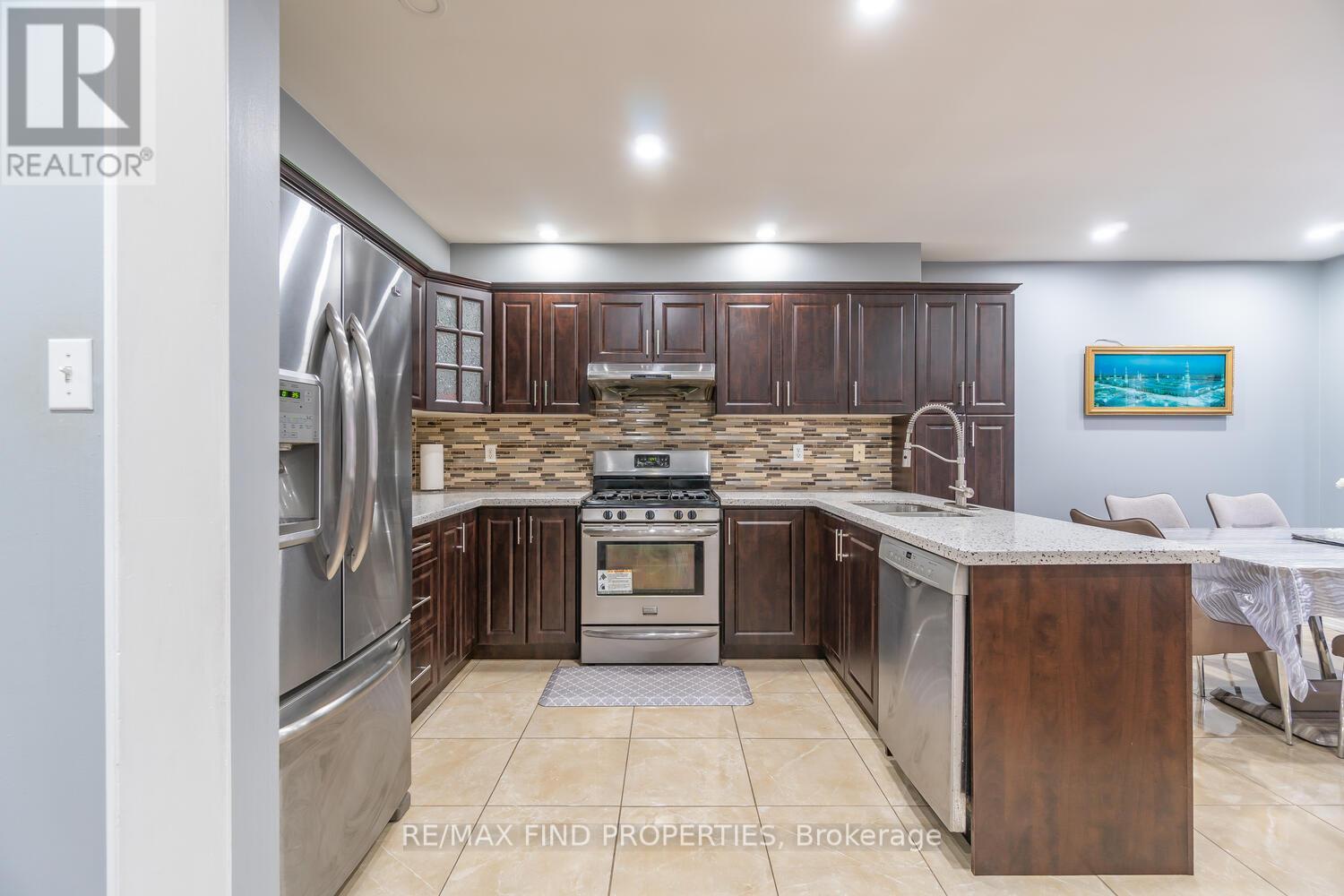 22 Ashmere Road, Brampton, ON - Indoor Photo Showing Kitchen With Upgraded Kitchen