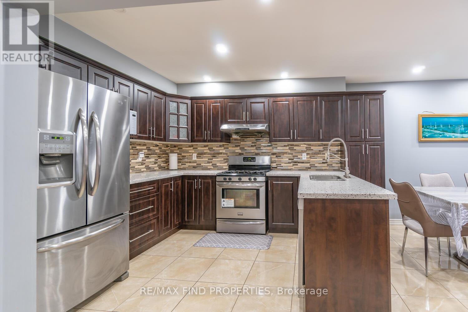 22 Ashmere Road, Brampton, ON - Indoor Photo Showing Kitchen With Upgraded Kitchen