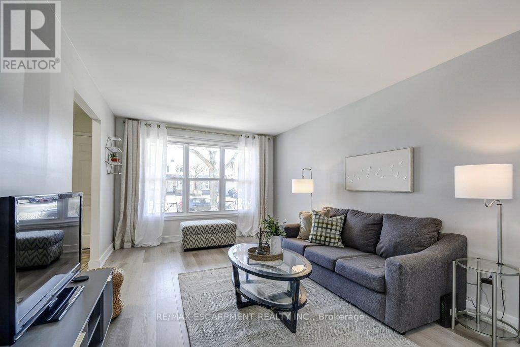 2405 Malcom Crescent, Burlington, ON - Indoor Photo Showing Living Room