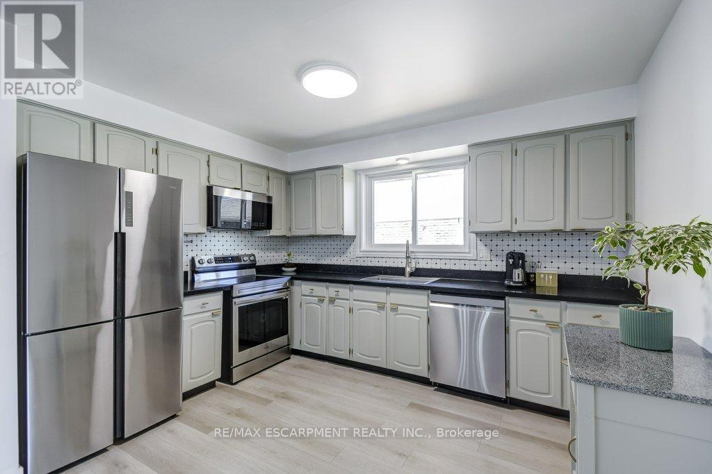 2405 Malcom Crescent, Burlington, ON - Indoor Photo Showing Kitchen With Upgraded Kitchen