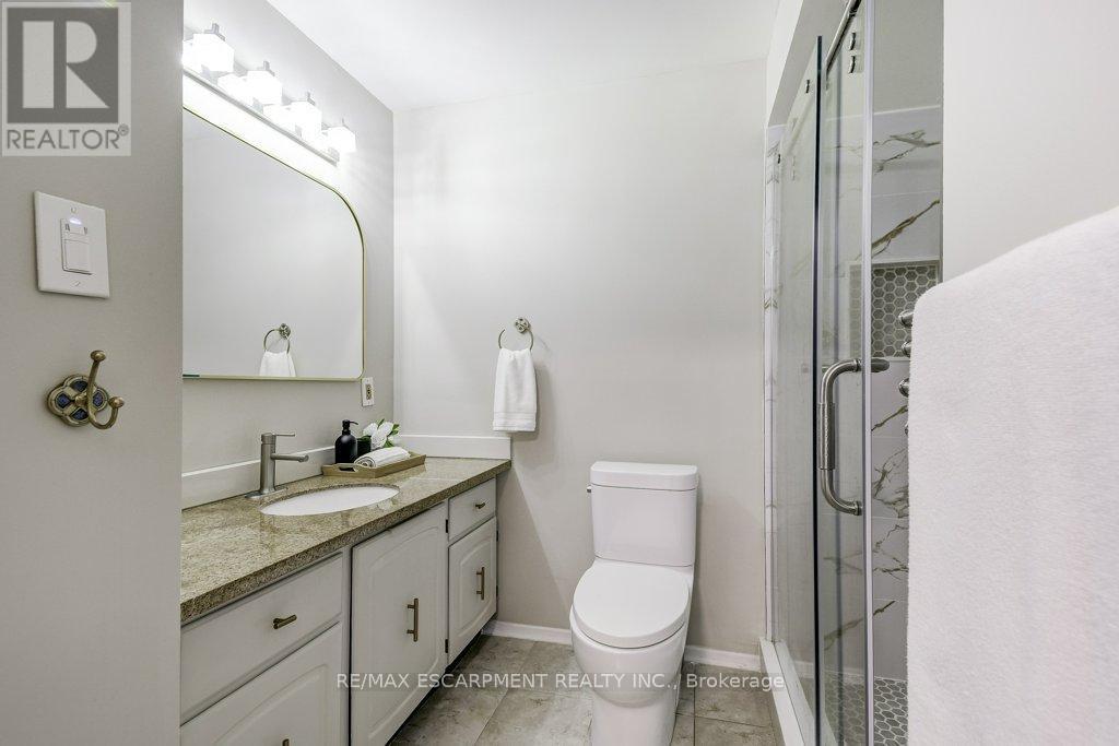 2405 Malcom Crescent, Burlington, ON - Indoor Photo Showing Bathroom