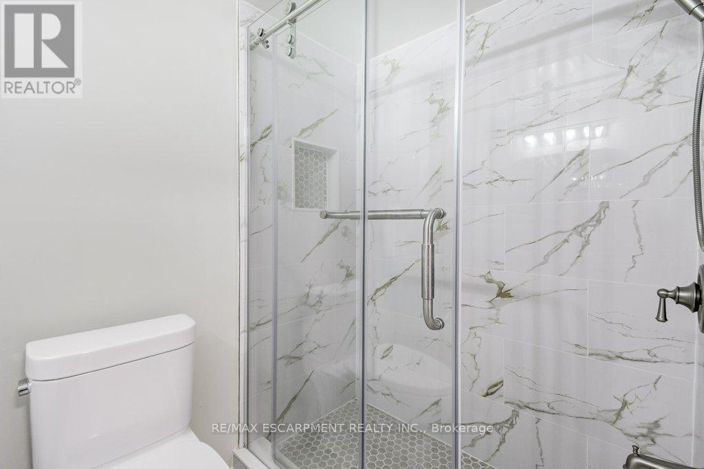 2405 Malcom Crescent, Burlington, ON - Indoor Photo Showing Bathroom