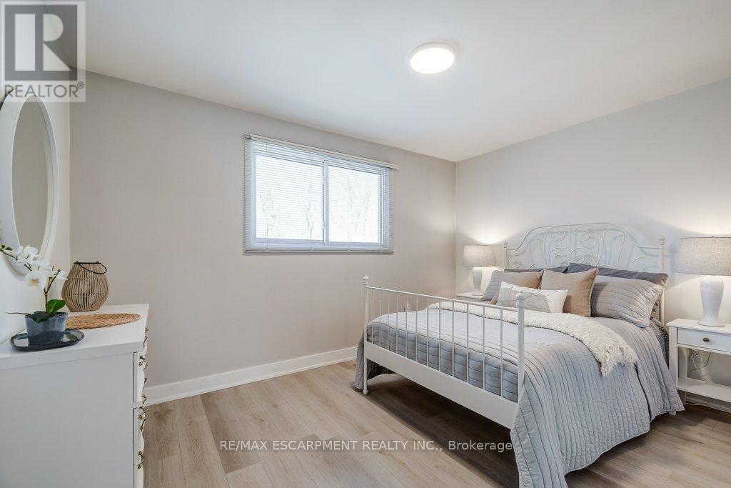 2405 Malcom Crescent, Burlington, ON - Indoor Photo Showing Bedroom