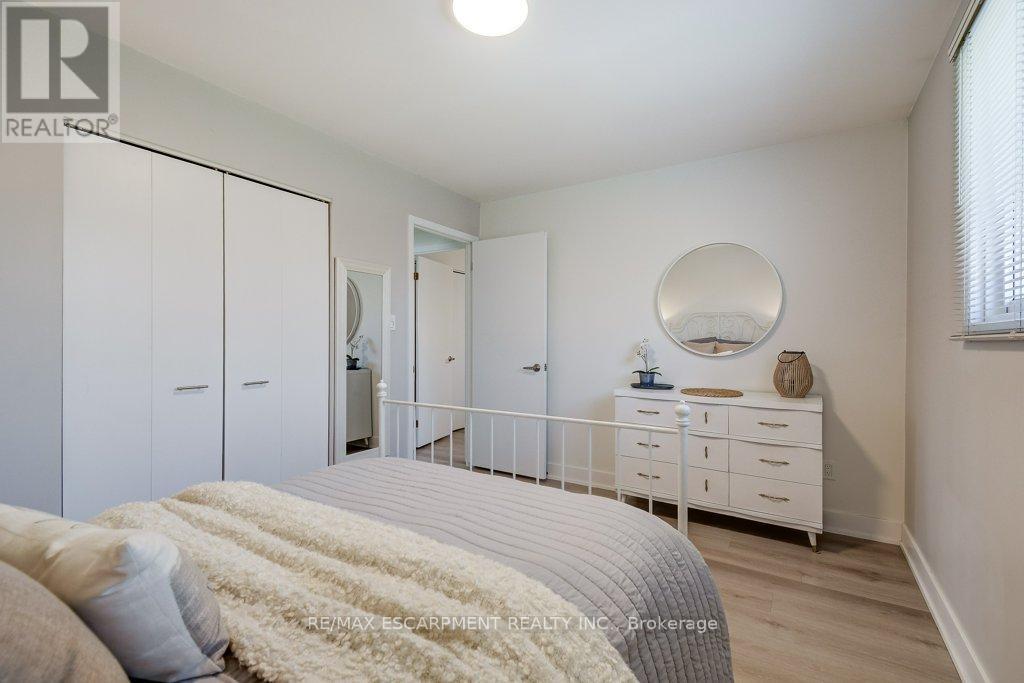 2405 Malcom Crescent, Burlington, ON - Indoor Photo Showing Bedroom