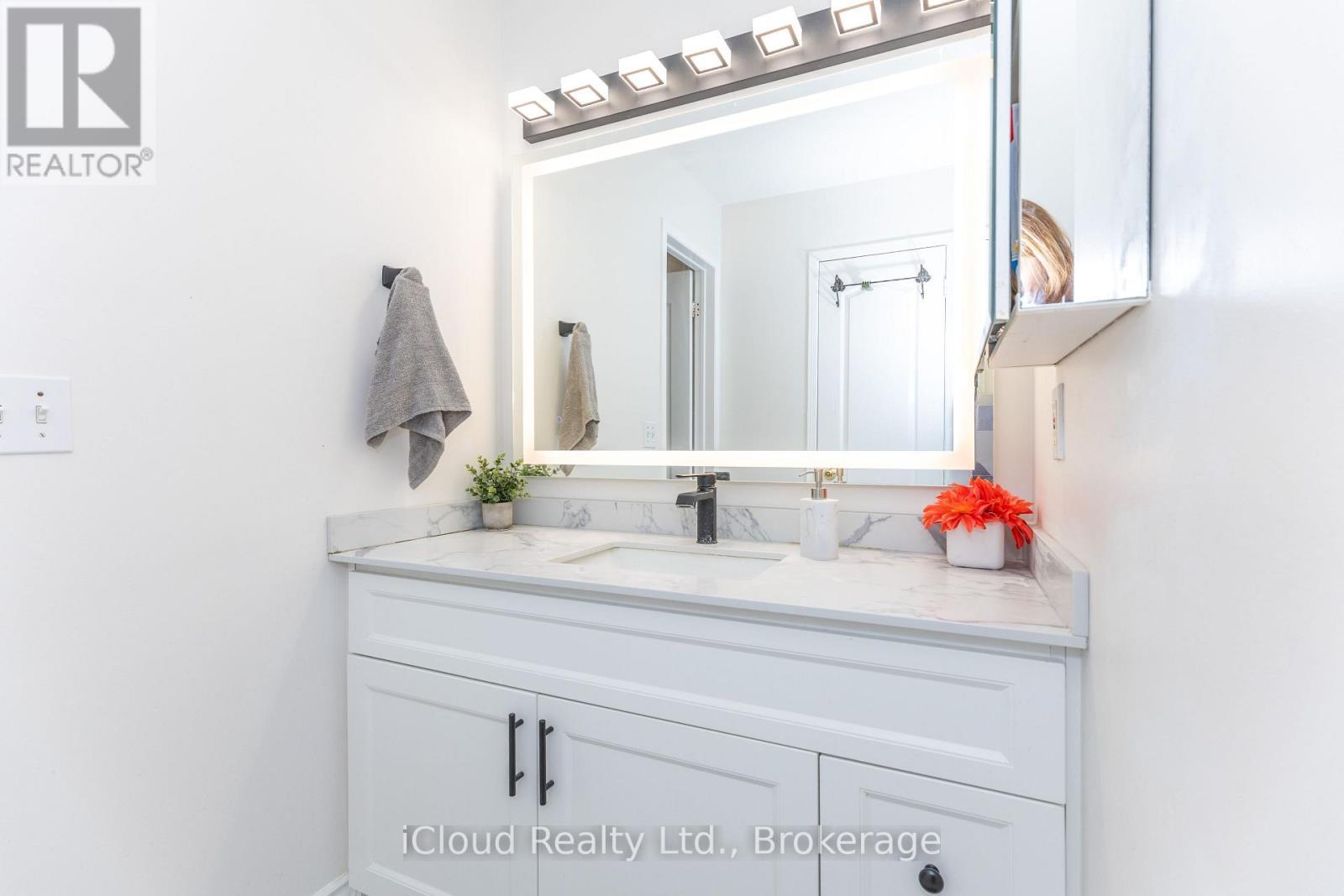3842 Ridgepoint Way, Mississauga, ON - Indoor Photo Showing Bathroom