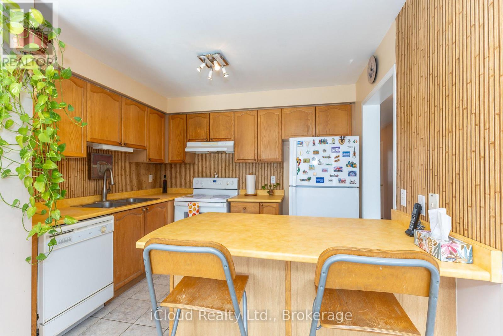3842 Ridgepoint Way, Mississauga, ON - Indoor Photo Showing Kitchen With Double Sink