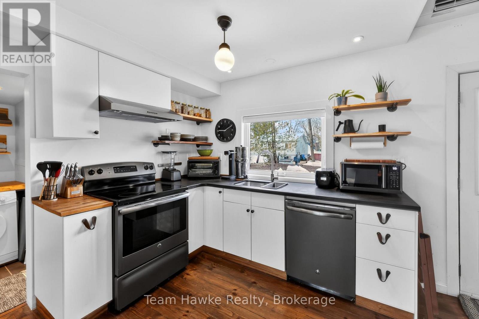 283 Tiny Beaches Road S, Tiny, ON - Indoor Photo Showing Kitchen With Stainless Steel Kitchen With Double Sink