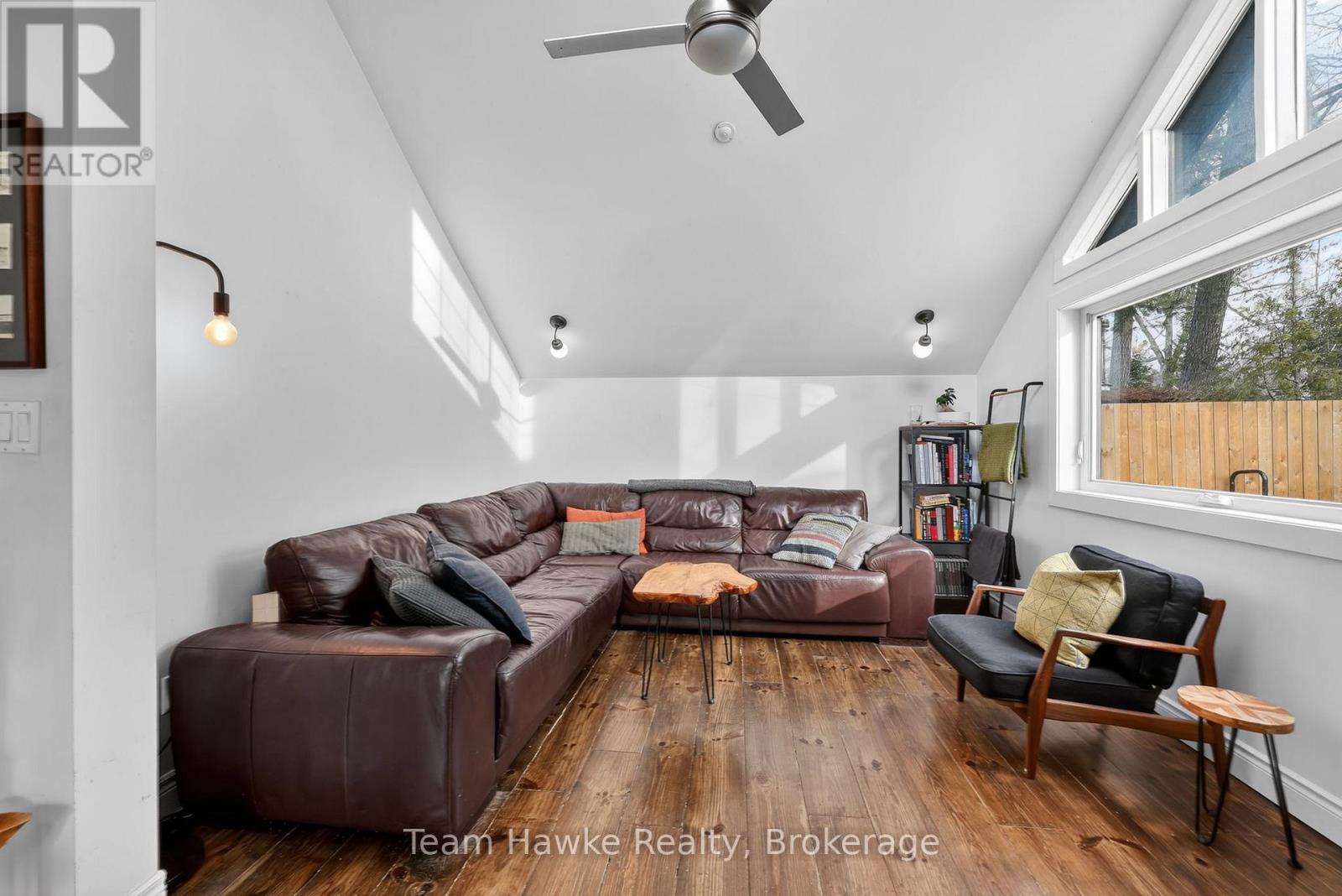 283 Tiny Beaches Road S, Tiny, ON - Indoor Photo Showing Living Room