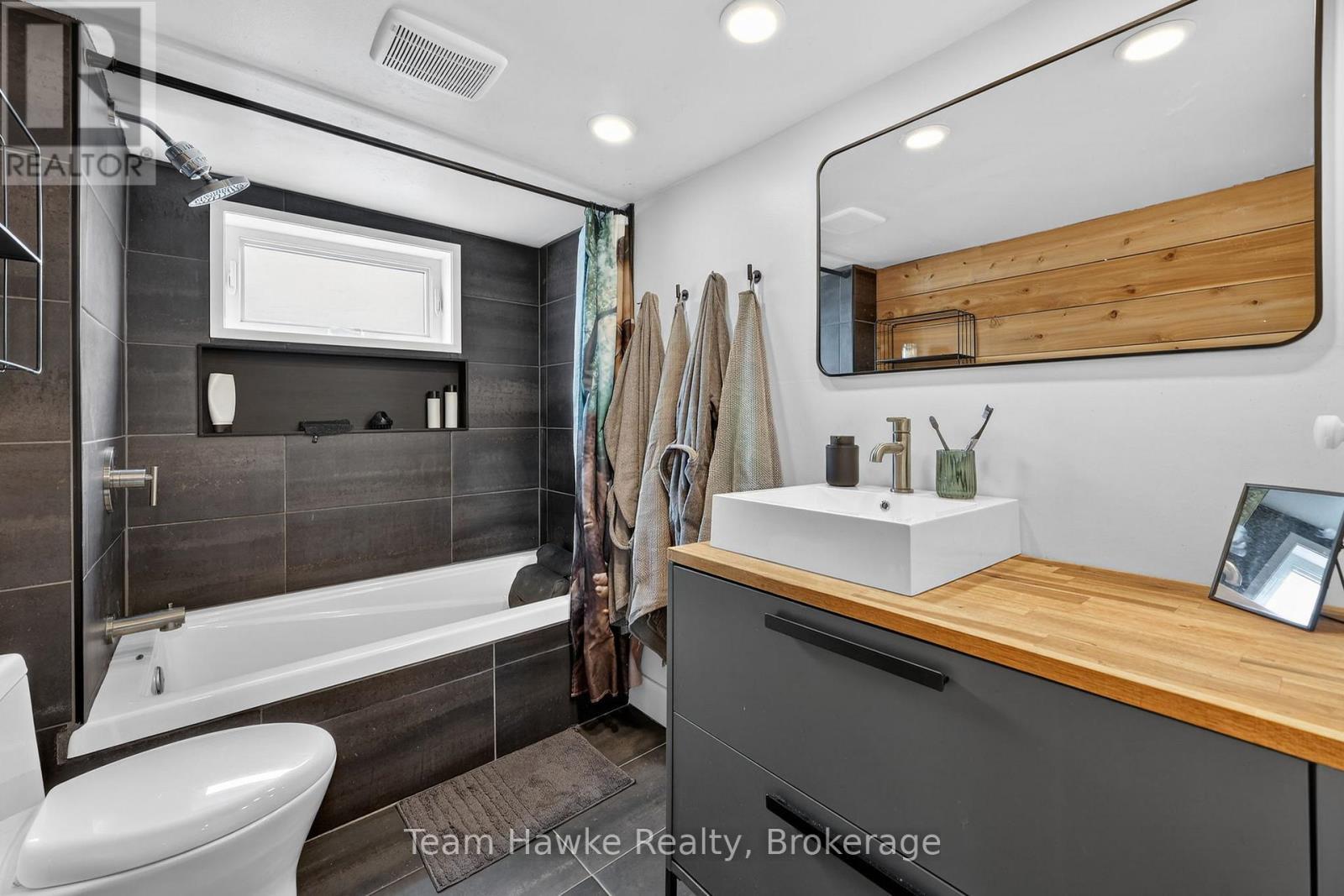 283 Tiny Beaches Road S, Tiny, ON - Indoor Photo Showing Bathroom