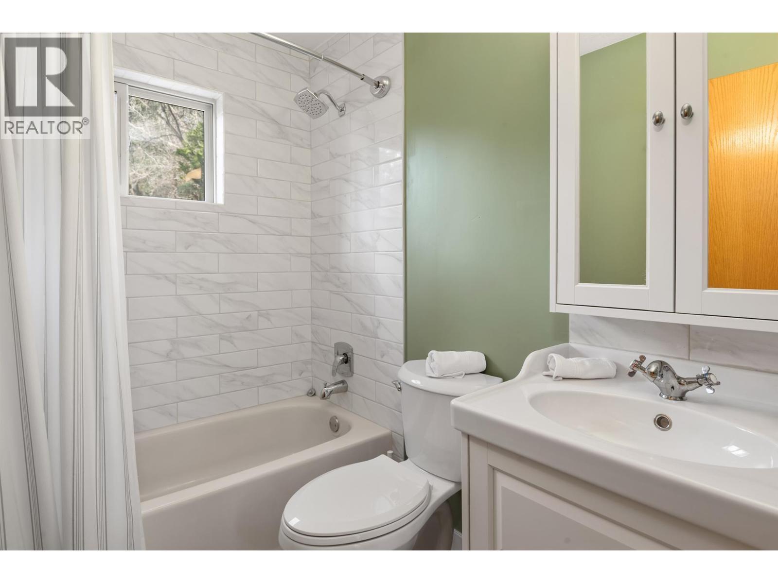 4943 Timber Way, Windermere, BC - Indoor Photo Showing Bathroom