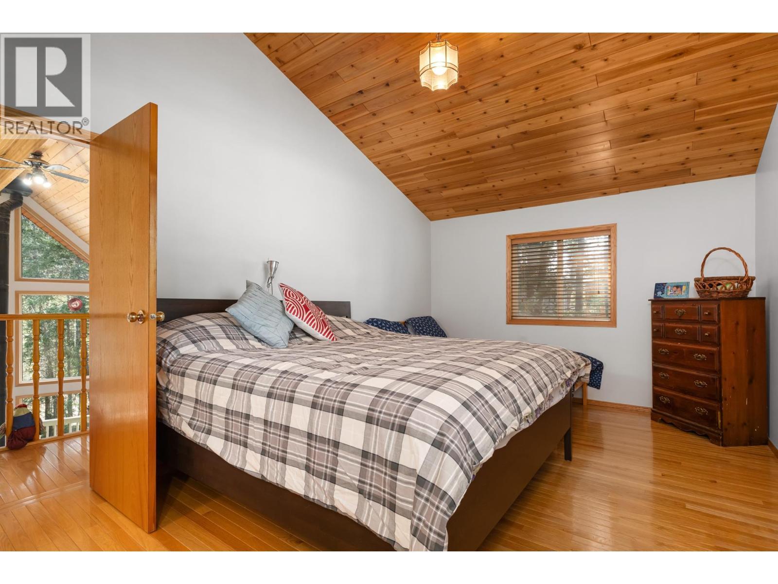 4943 Timber Way, Windermere, BC - Indoor Photo Showing Bedroom
