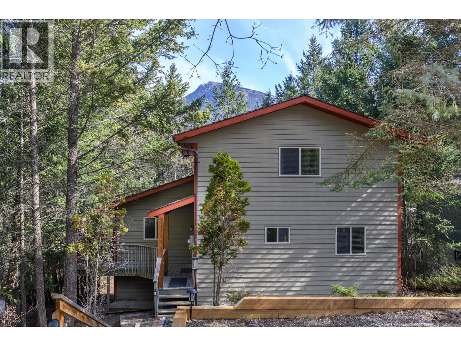 4943 Timber Way, Windermere, BC - Outdoor