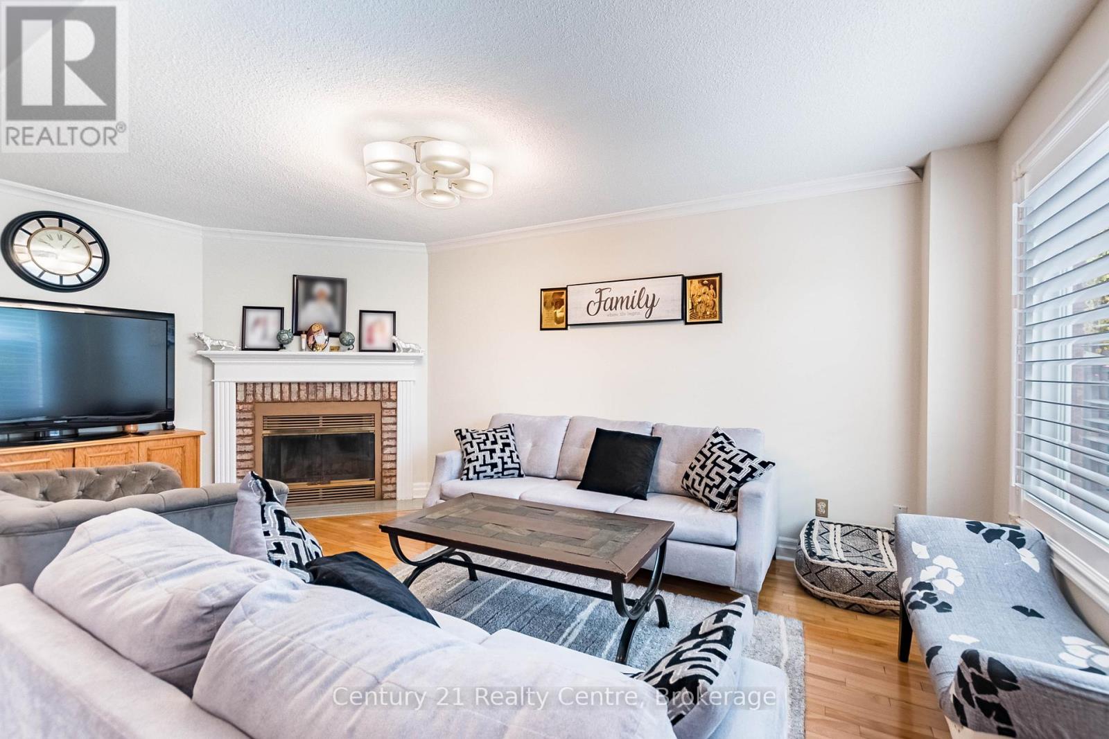 3349 Loyalist Drive, Mississauga, ON - Indoor Photo Showing Living Room With Fireplace