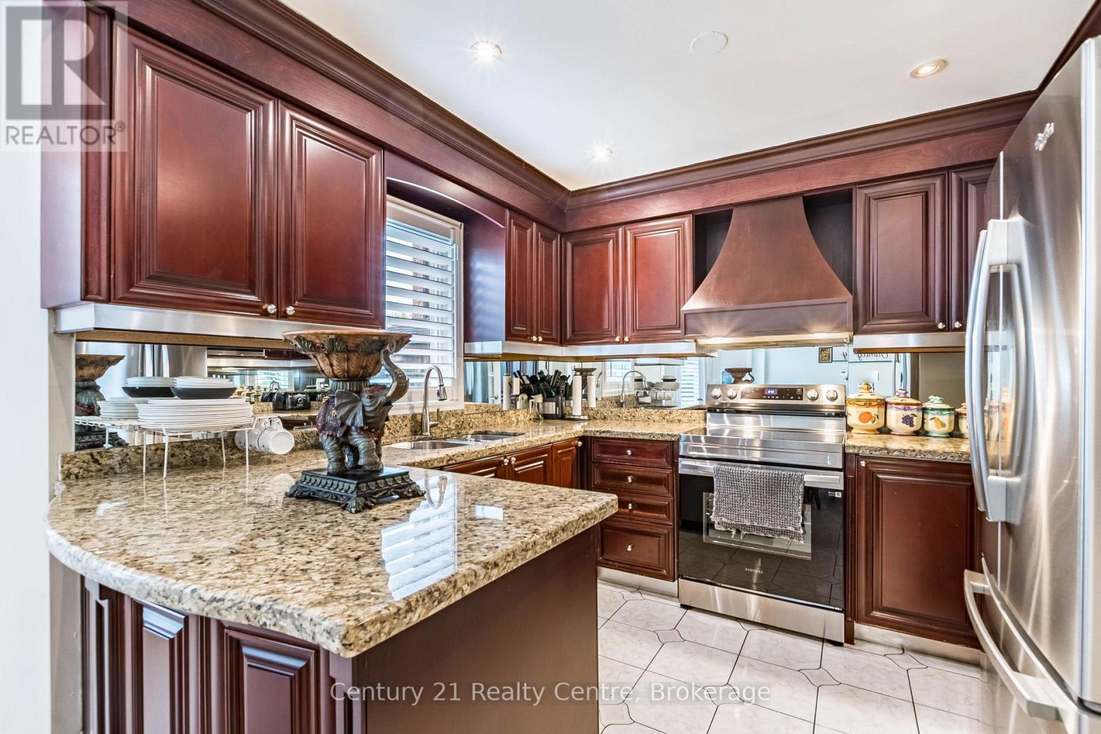 3349 Loyalist Drive, Mississauga, ON - Indoor Photo Showing Kitchen With Double Sink
