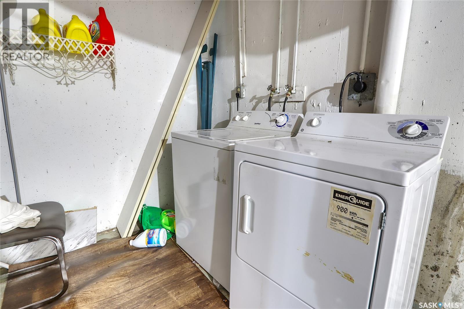 4160 Castle Road, Regina, SK - Indoor Photo Showing Laundry Room