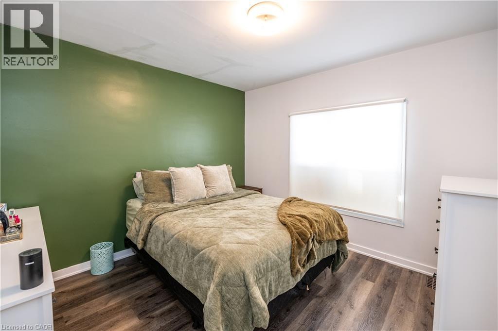 92 Frederick Avenue, Hamilton, ON - Indoor Photo Showing Bedroom