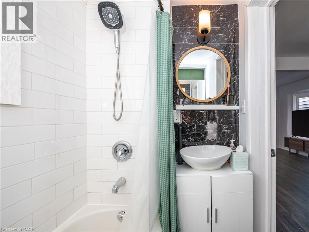92 Frederick Avenue, Hamilton, ON - Indoor Photo Showing Bathroom