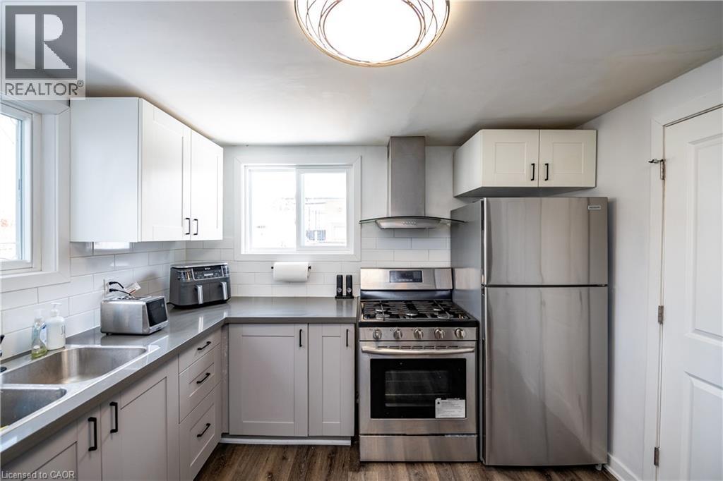 92 Frederick Avenue, Hamilton, ON - Indoor Photo Showing Kitchen