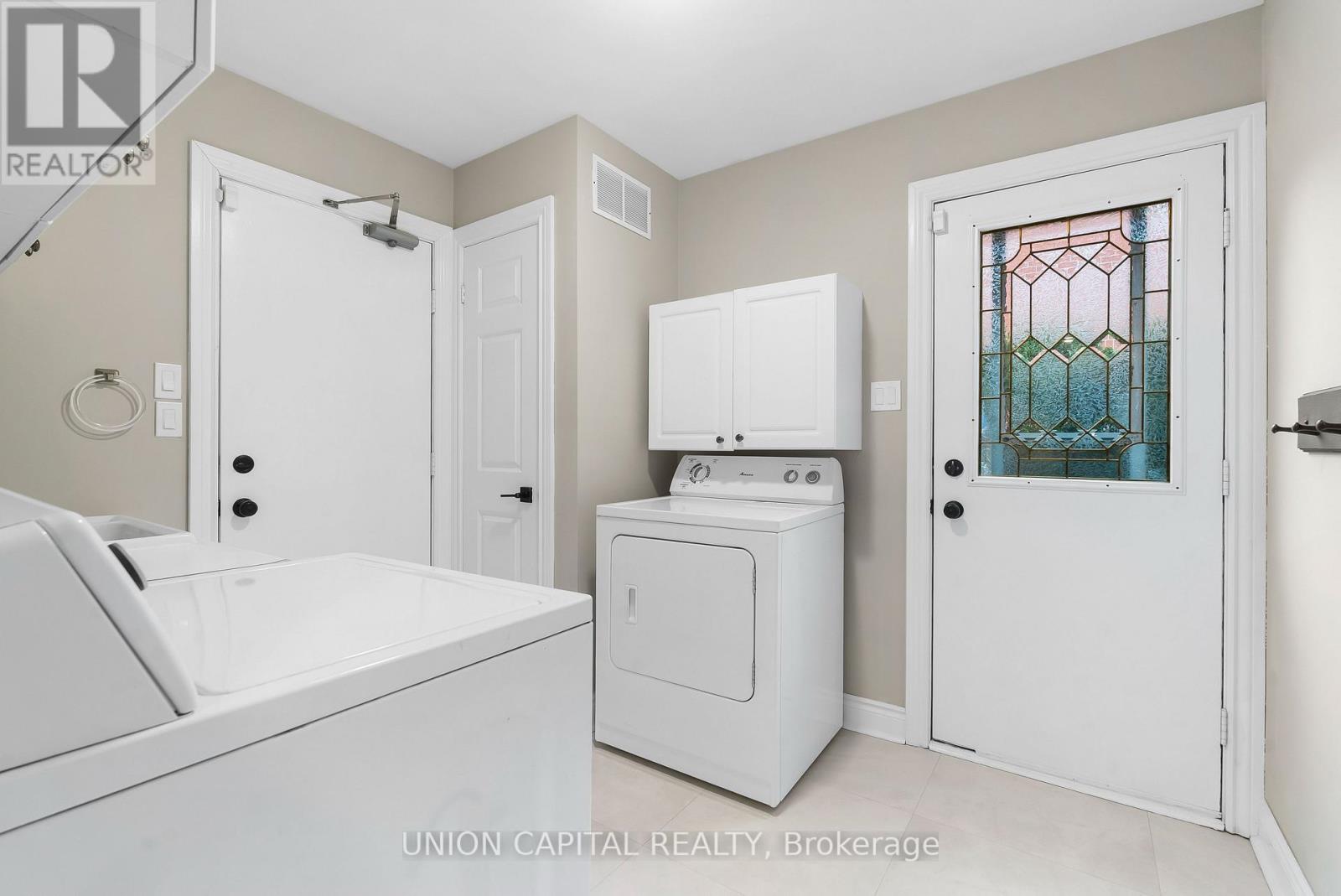 86 Charing Crescent, Aurora, ON - Indoor Photo Showing Laundry Room