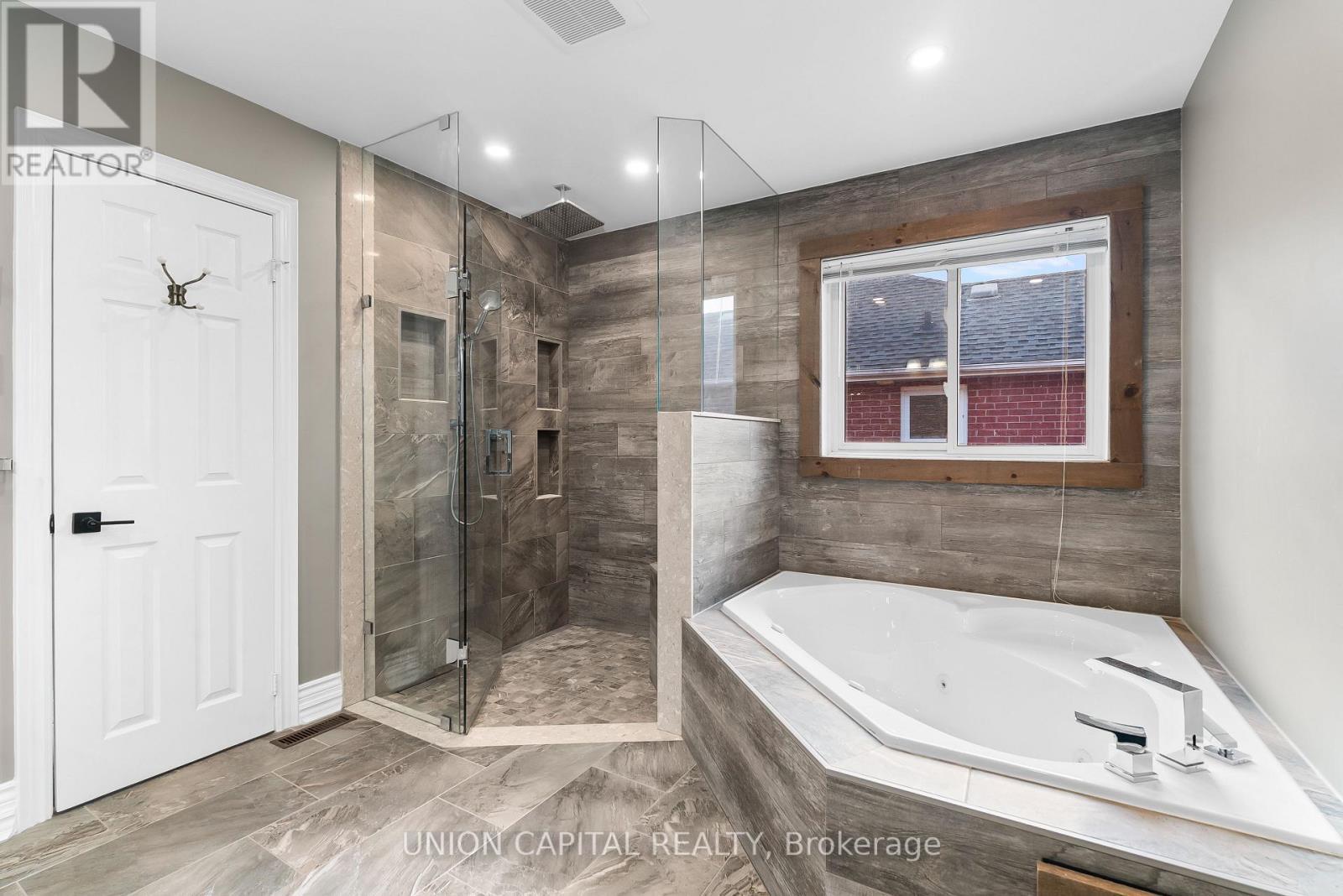 Ensuite - 86 Charing Crescent, Aurora, ON - Indoor Photo Showing Bathroom