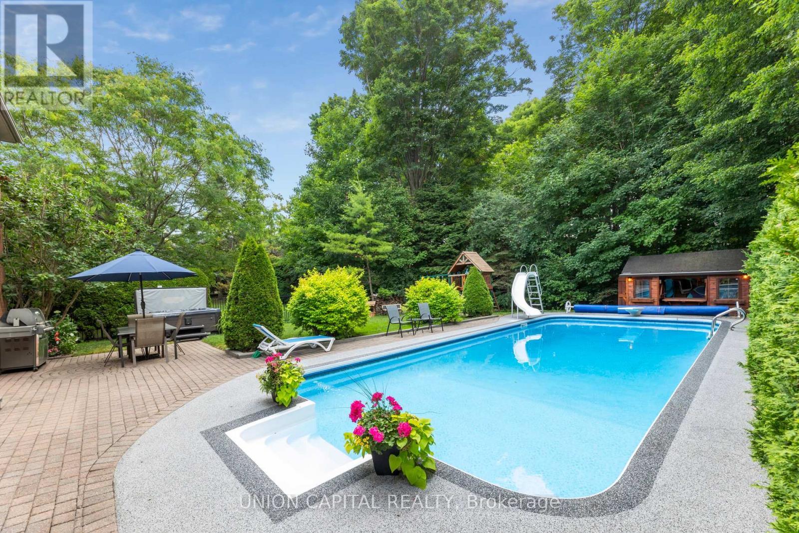 86 Charing Crescent, Aurora, ON - Outdoor With In Ground Pool With Backyard