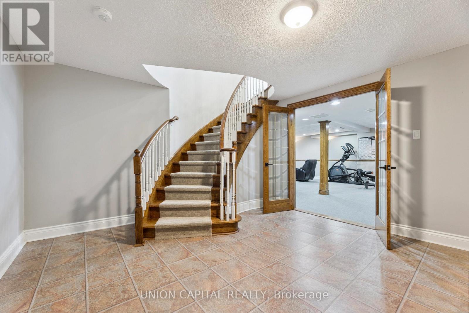 86 Charing Crescent, Aurora, ON - Indoor Photo Showing Other Room