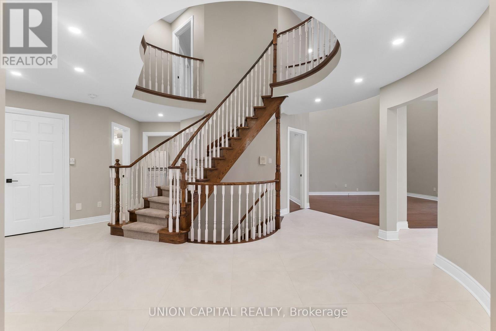 86 Charing Crescent, Aurora, ON - Indoor Photo Showing Other Room