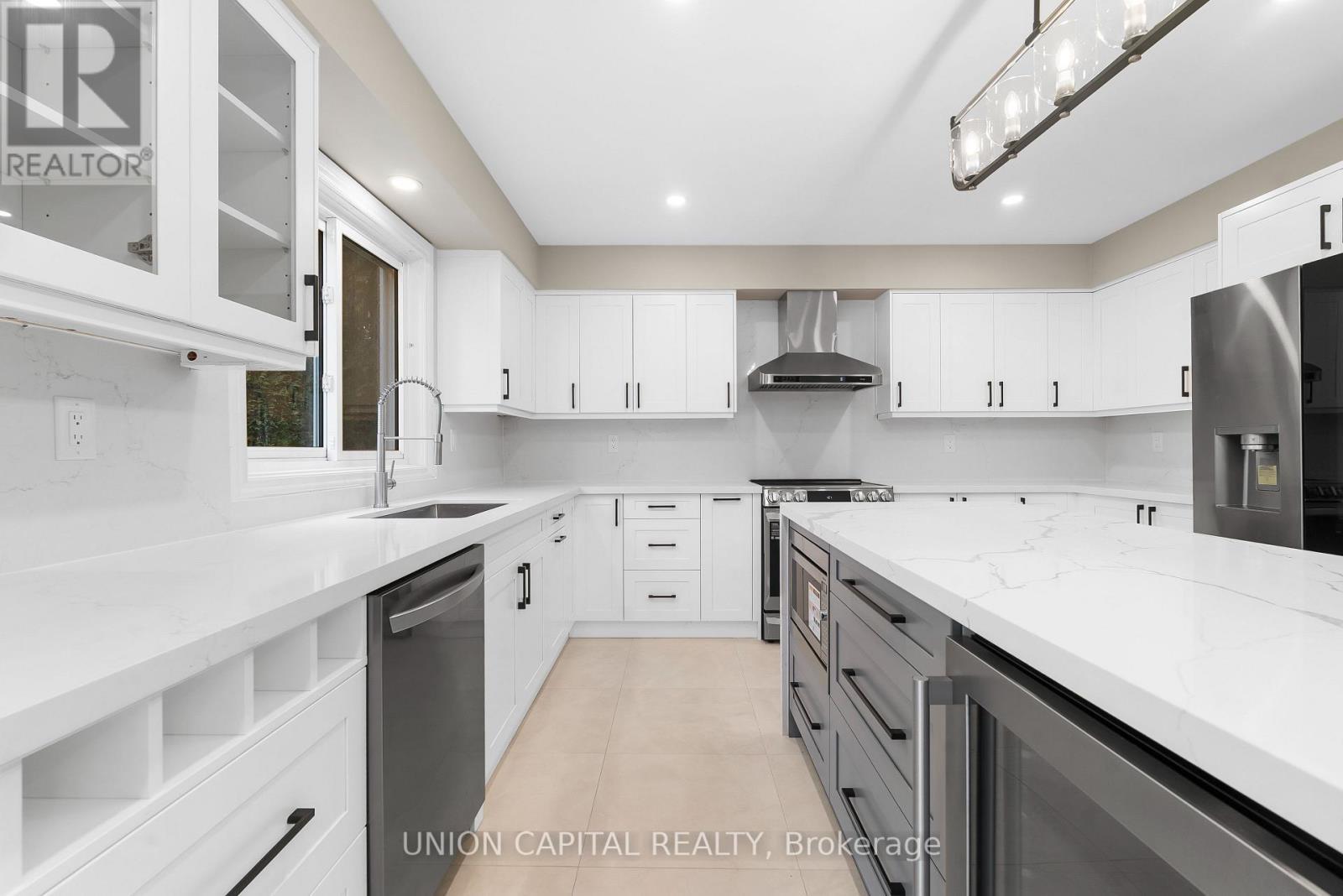 86 Charing Crescent, Aurora, ON - Indoor Photo Showing Kitchen